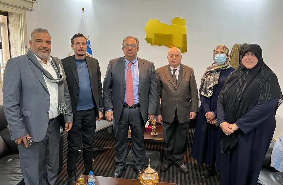 رئيس حزب السلام والازدهار يلتقى برئيس وأعضاء المنتدى الثقافي